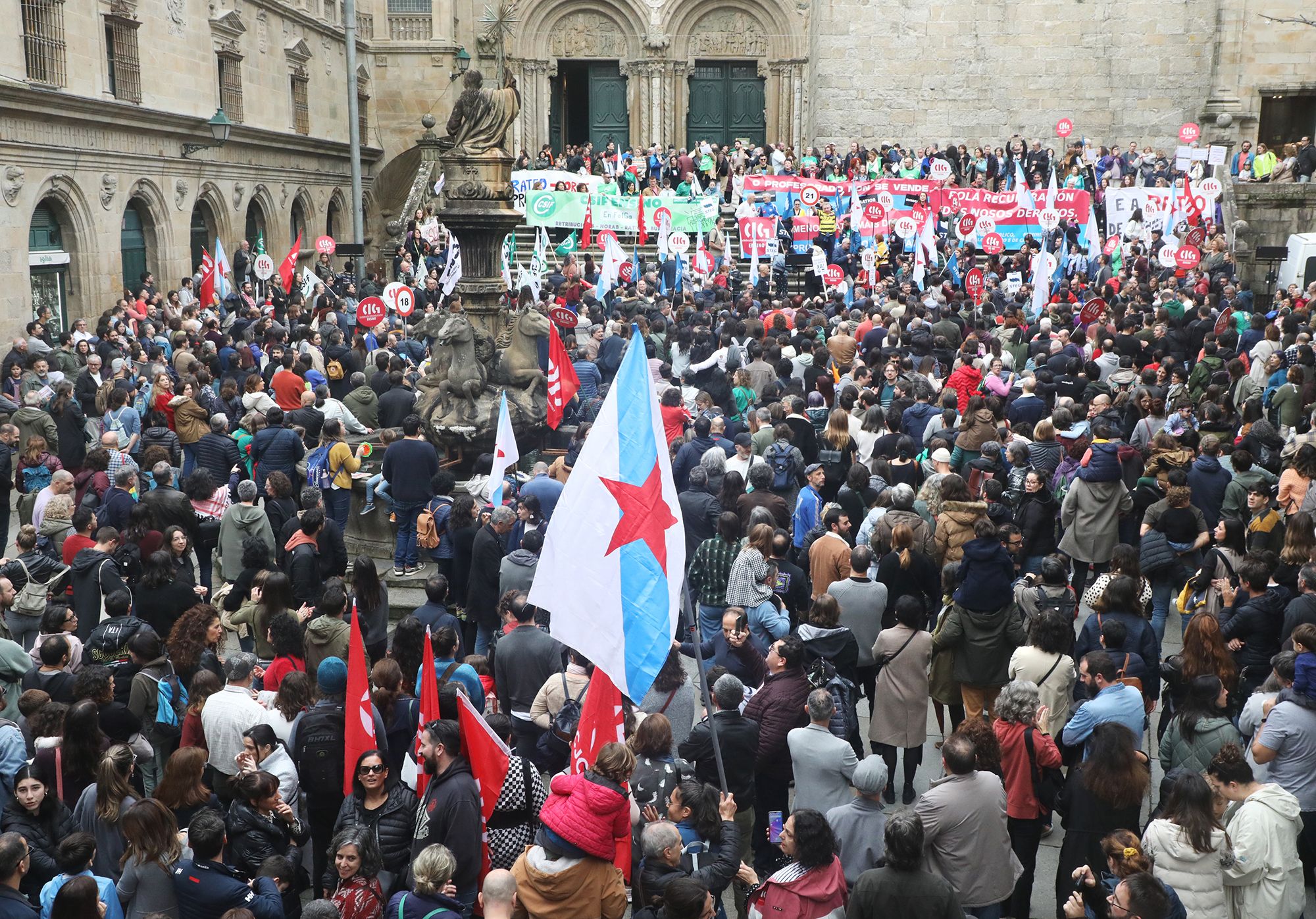 El profesorado gallego se manifiesta en Santiago contra "el acuerdo de la vergüenza" firmado por Xunta, UGT, CCOO y ANPE