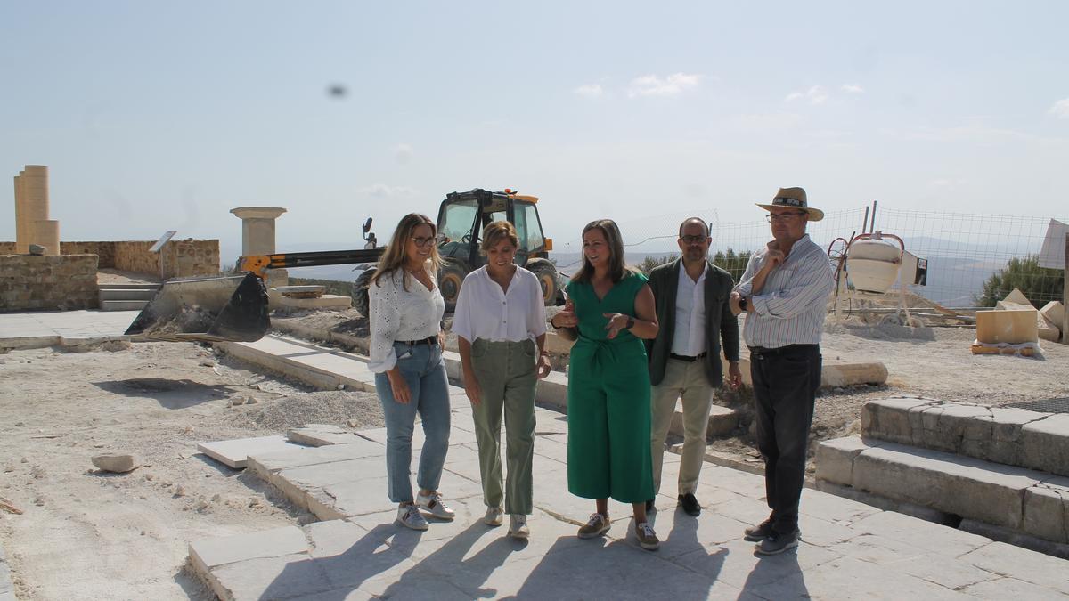 Senadores y parlamentarios andaluces durante su visita a Torreparedones.