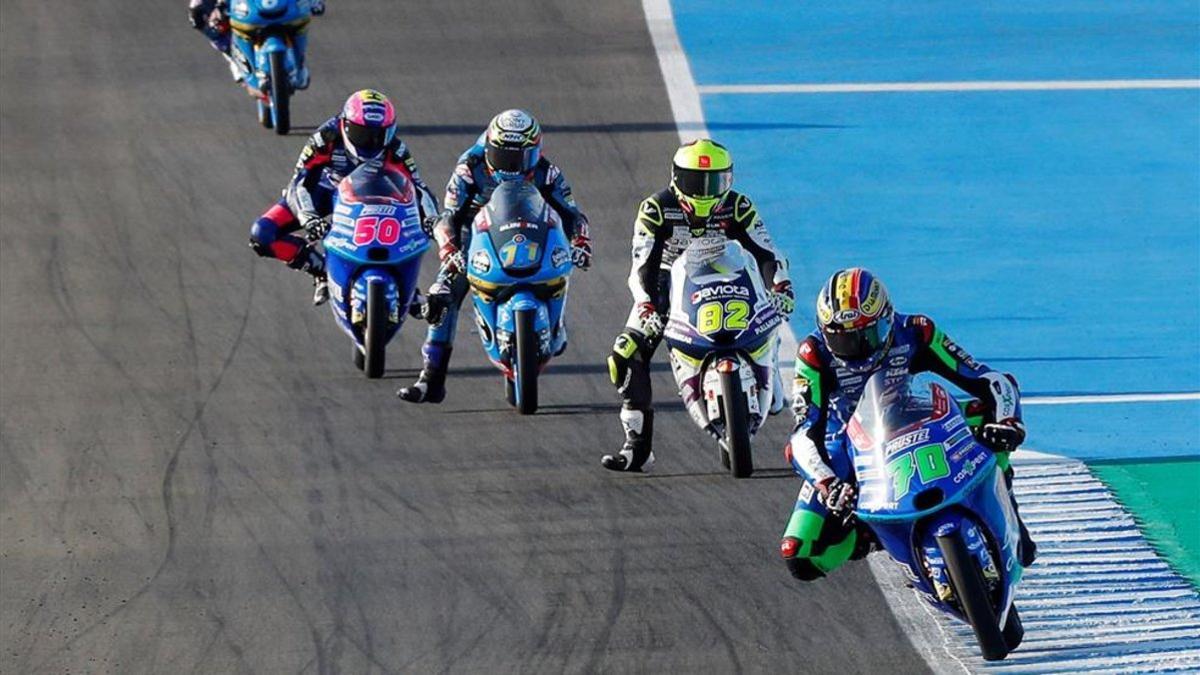 Grupo nutrido llegando a la apurada de frenada de la Curva 1 de Jerez