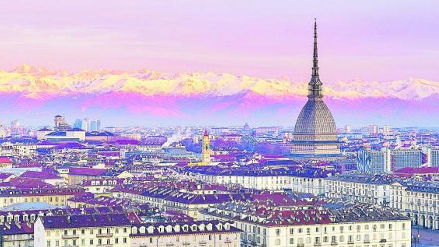 Vista panorámica de la ciudad, con el edificio de la Mole Antonelliana. Imagen facilitada por Binter.