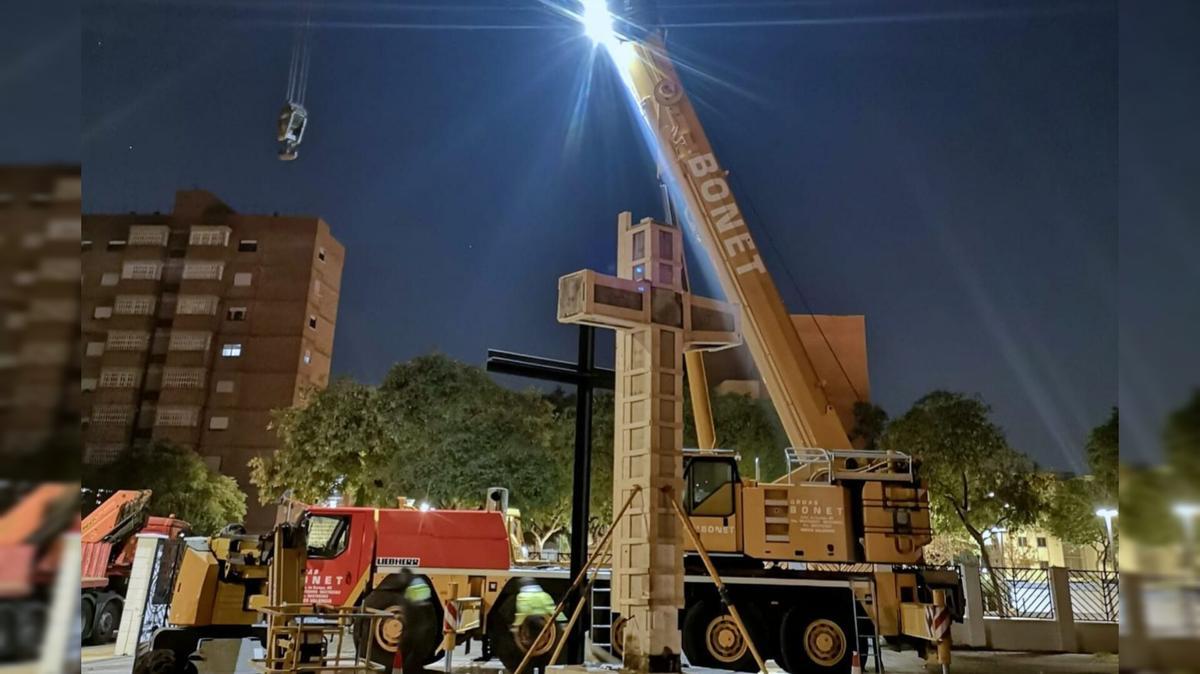 La cruz del Ribalta se sujeta sin necesidad de grúa en su nueva ubicación en el barrio de Rafalafena.