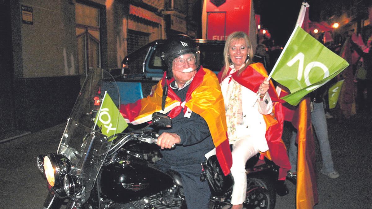 La candidata de Vox a la Alcaldía de Lorca, Carmen Menduiña, a bordo de la Harley Davidson de José María Arcas, integrante de la candidatura.