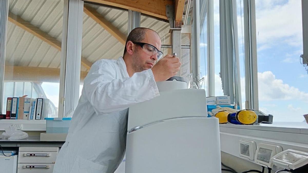 El investigador Víctor Hernando analiza restos de microplásticos.