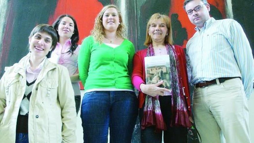 Por la izquierda, Marta López, Lucía Fernández, Helena Carretero, Ángeles Faya y Juan Díaz, cinco de los siete autores.