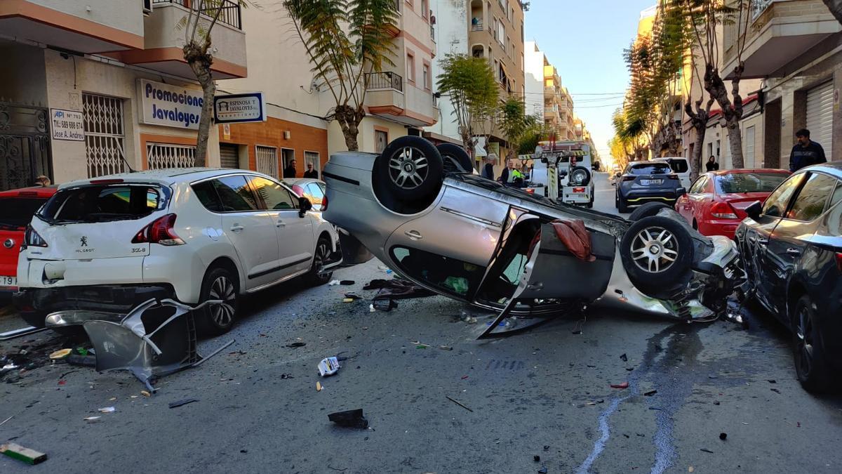 Tres heridos leves, siete coches con daños y una terraza destrozada en un aparatoso accidente en la calle Caballero de Rodas, en el centro de Torrevieja