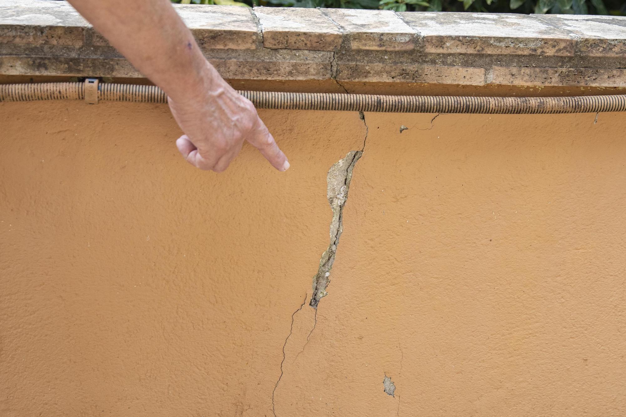 Apareixen esquerdes a una casa situada al costat de les obres de la variant d’Anglès