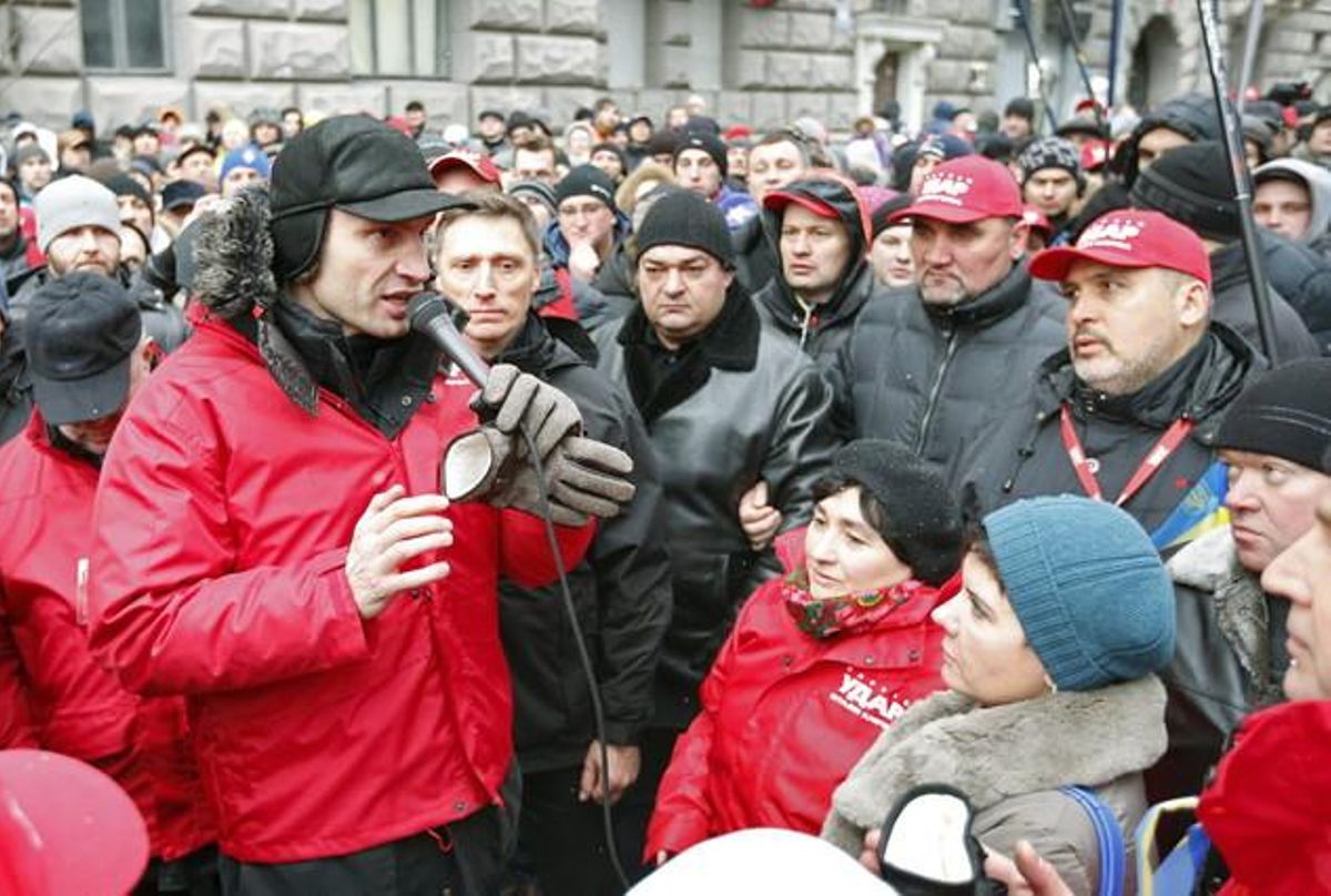 El campió mundial dels pesos pesants i líder del partit UDAR, Vitali Klitscho, parla amb els manifestants durant la protesta a Kíev.