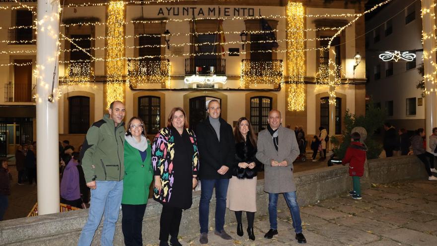 Arroyo de la Luz inaugura su encendido navideño con villancicos y fuegos artificiales