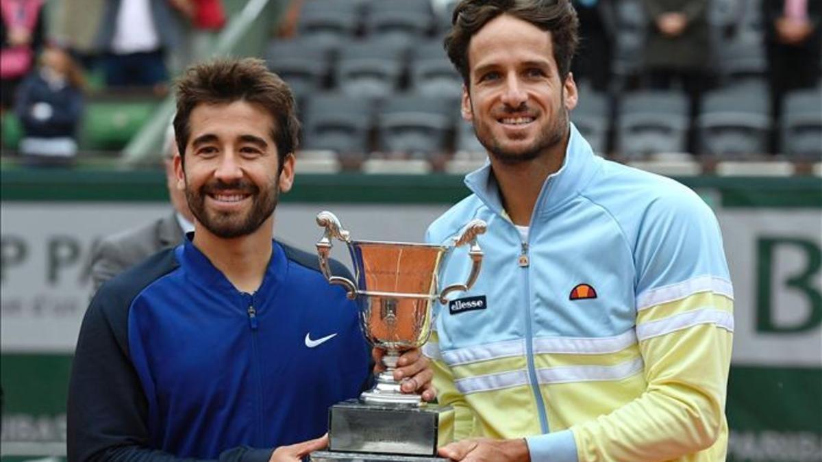 Marc y Feliciano López posan con el trofeo de campeones de dobles de Roland Garros