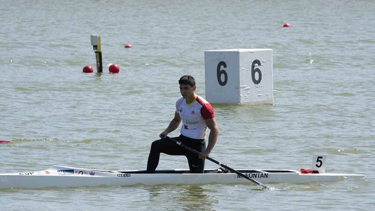 Manuel Fontán en aguas de Racice.