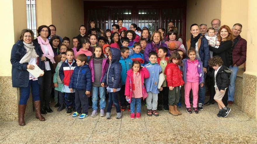 Los escolares y la comunidad educativa, en su conjunto, celebran la obtención del premio nacional.