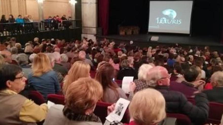 Apecte del Teatre Municipal de Sant Feliu, ple per a l&#039;estrena de «Les nenes de la guerra».