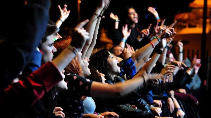 El público aguantó estoicamente el diluvio que se cernió sobre A Illa la noche del sábado.