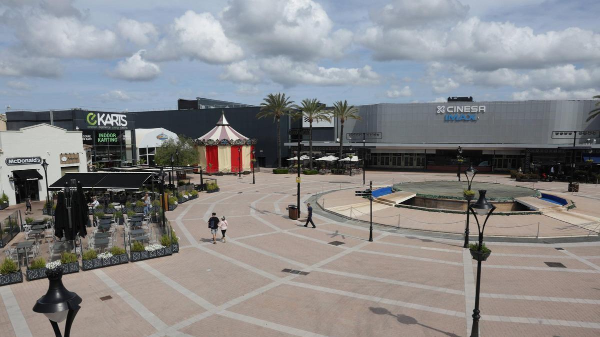 El centro comercial Festival Park estudia reducir el espacio dedicado a los cines para ubicar más tiendas