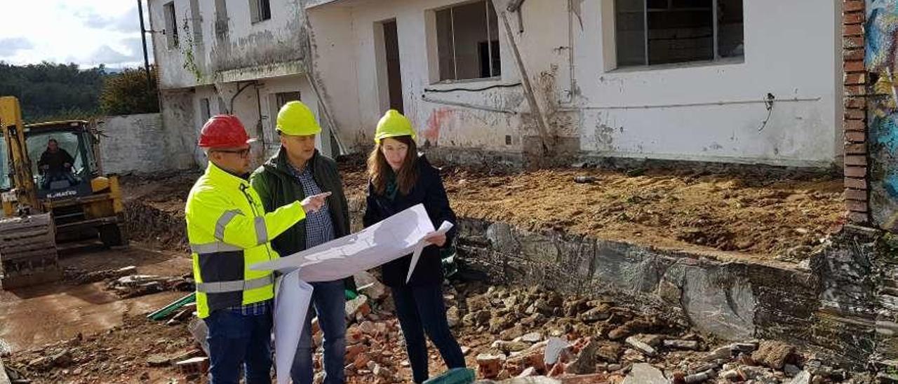 El alcalde, Jesús Otero, contempla los planos del futuro centro sociocultural con dos técnicos.