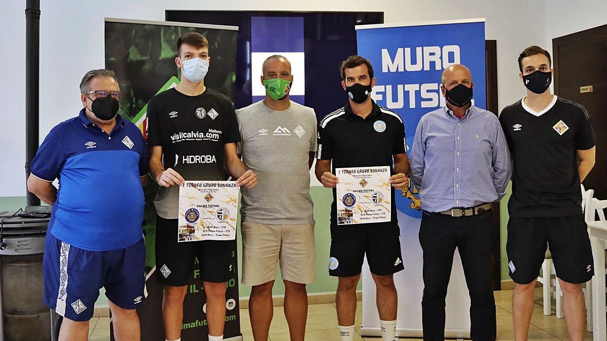 Vidal, Marc Andreu, Vadillo, Iturbe, Seguí y Pope posan con el cartel del torneo. | PALMA FUTSAL