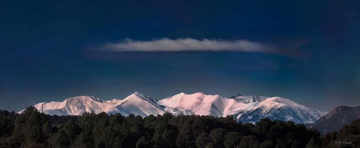 Imatge del Canigó nevat captada des de Figueres, el 7 de gener