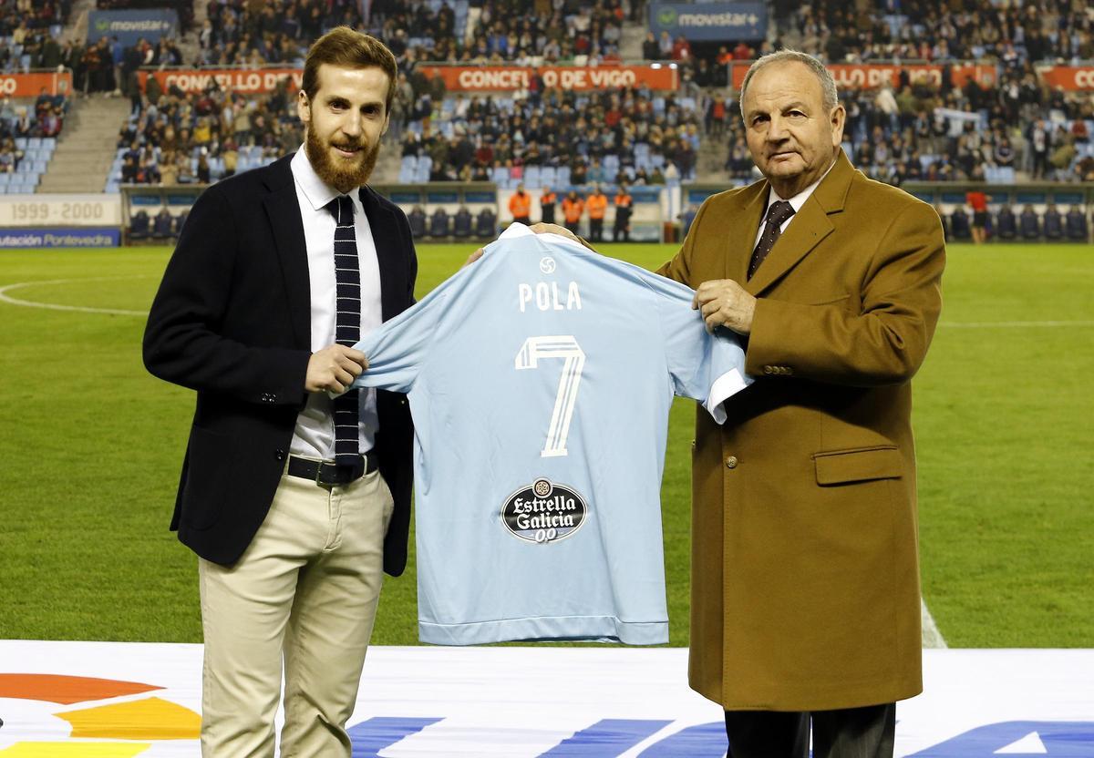 Pedro Posada entrega una camiseta céltica a Pola en un homenaje a Balaídos.