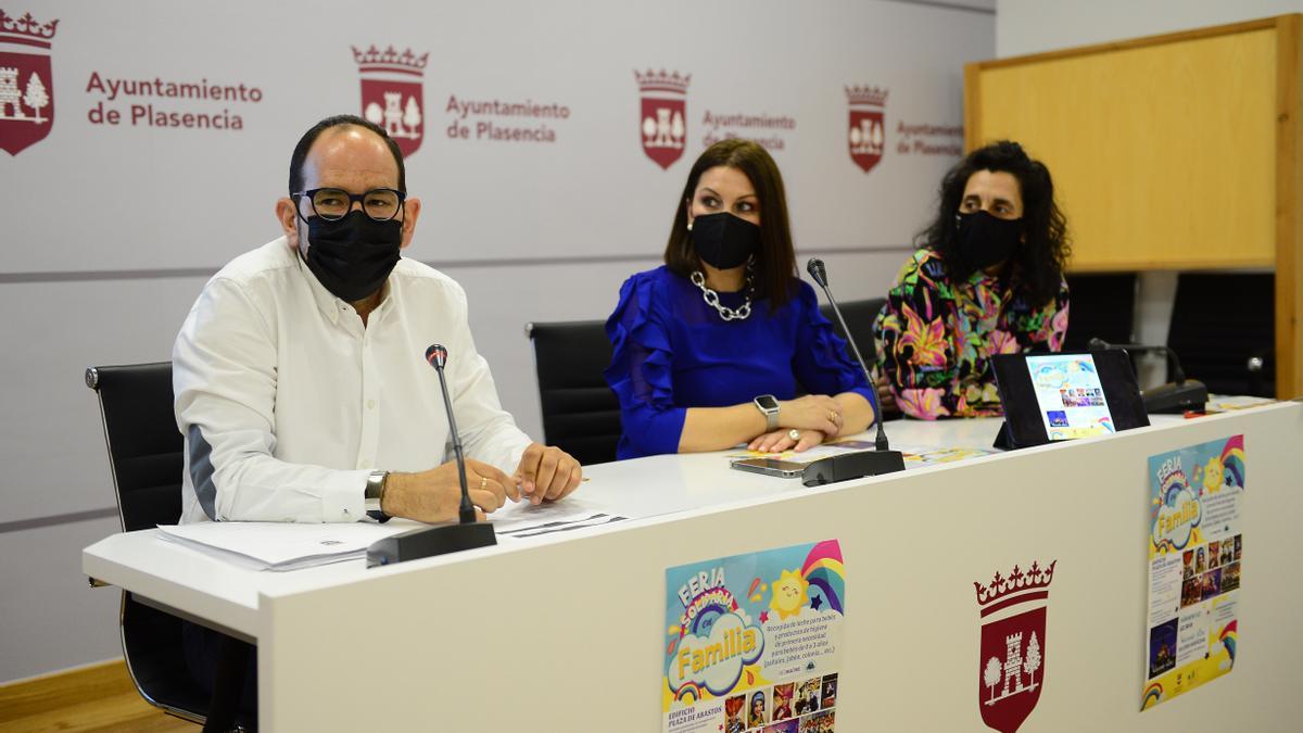 Los concejales, en la presentación de las actividades.