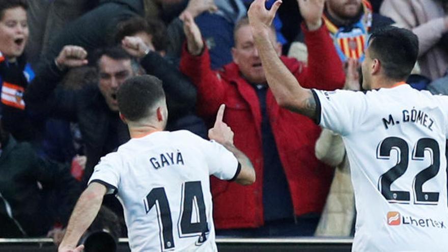 Maxi Gómez celebra uno de los goles del triunfo del Valencia CF ante el FC Barcelona