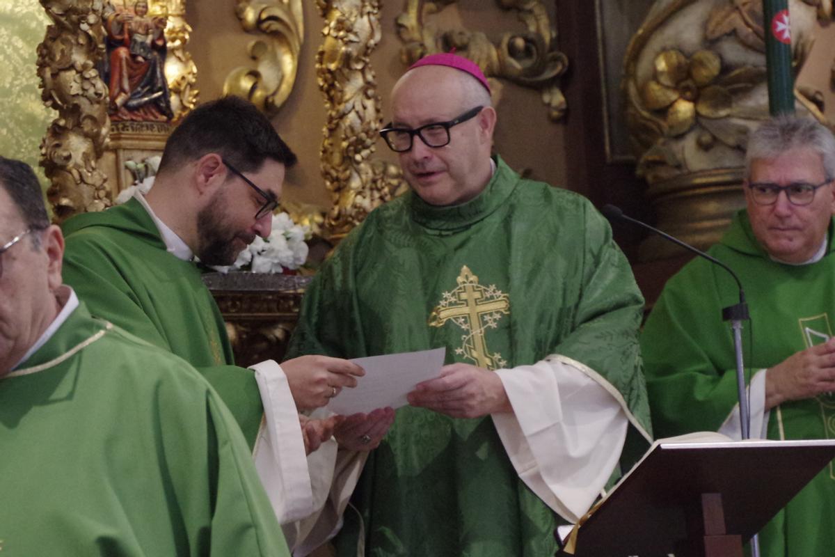 Toma de posesión del nuevo párroco de los Mártires, Isidro Calderón, en la Iglesia de San Juan