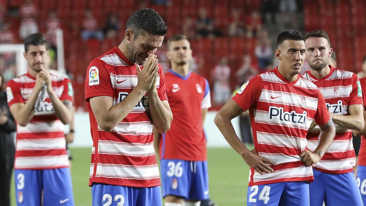 Jugadores del Granada, desconsolados tras descender a LaLiga SmartBank.