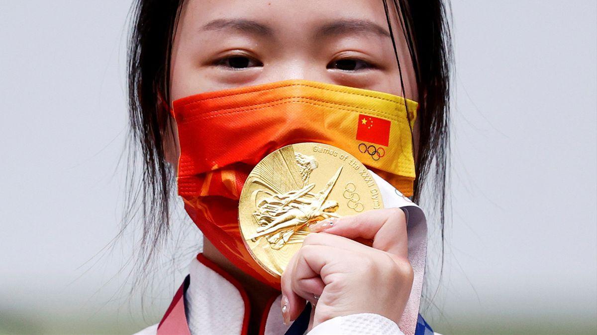 La primera medallistas de los Juegos de Tokio, la tiradora de rifle china Yang Qian.