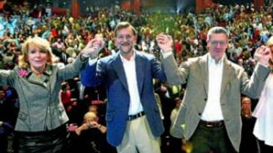 Rajoy intenta vacunar al PP contra los ataques del renovado Gobierno