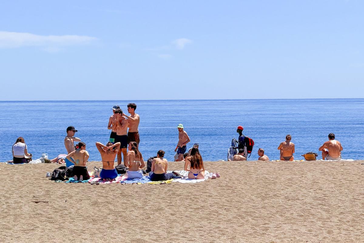 La playa de la Malagueta se llena de gente por el aumento de temperaturas este mes de abril La playa de la Malagueta se llena de gente por el aumento de temperaturas este mes de abril