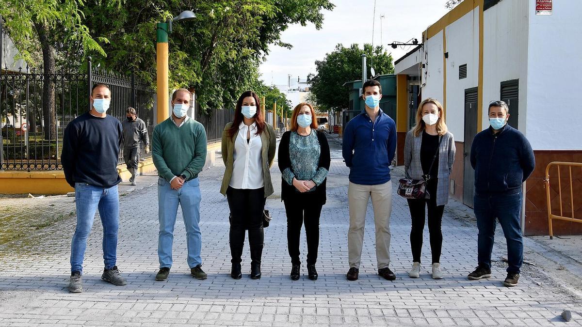 La alcaldesa, en el centro, entre los profesionales y concejales, en la visita a la obra.