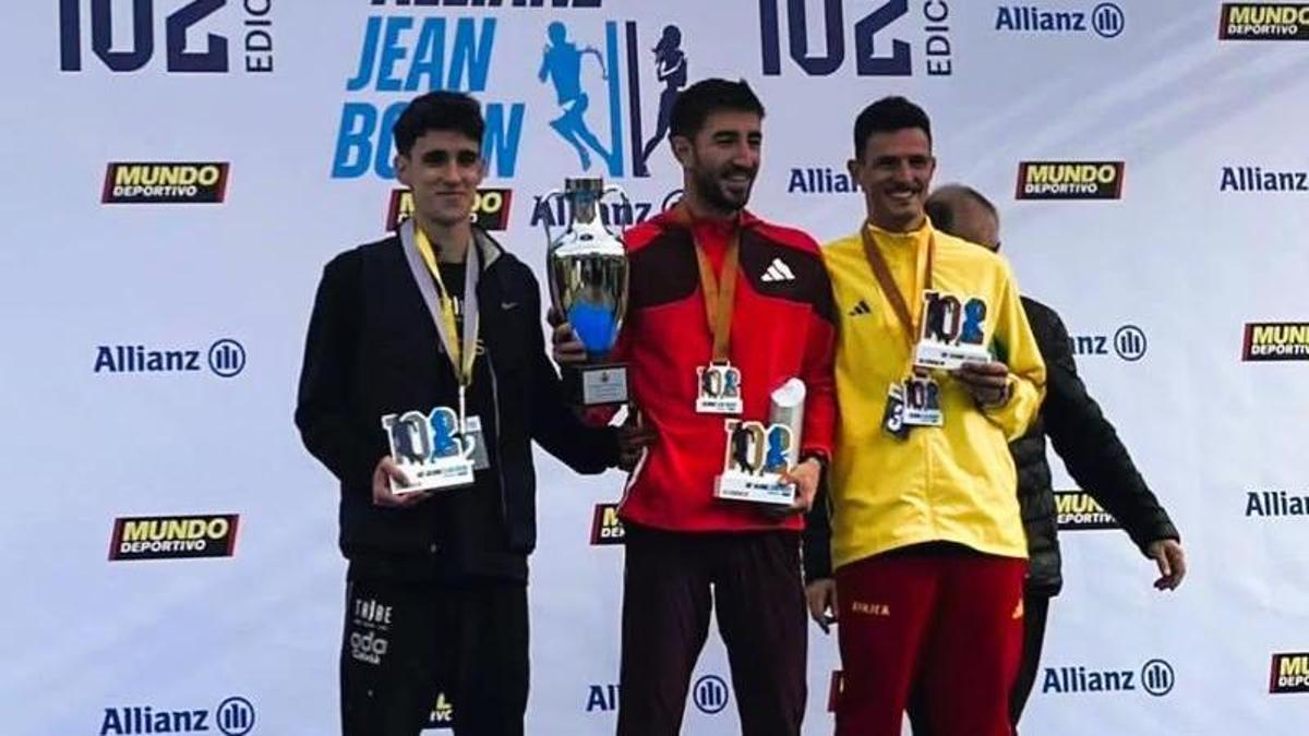 Adrià Ceballos, a la izquierda, en el podio de la Jean Bouin