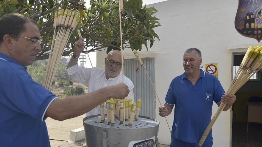 El edil de Fiestas, en el centro, durante la visita a las instalaciones de la pirotecnia esta mañana