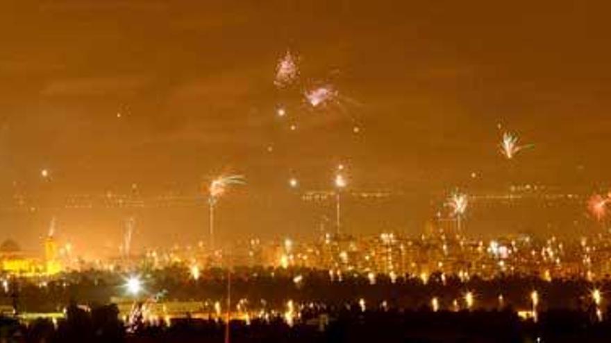 Los fuegos artificiales alumbran la ciudad de Elche durante la celebración de la Nit de l&#039;Albá