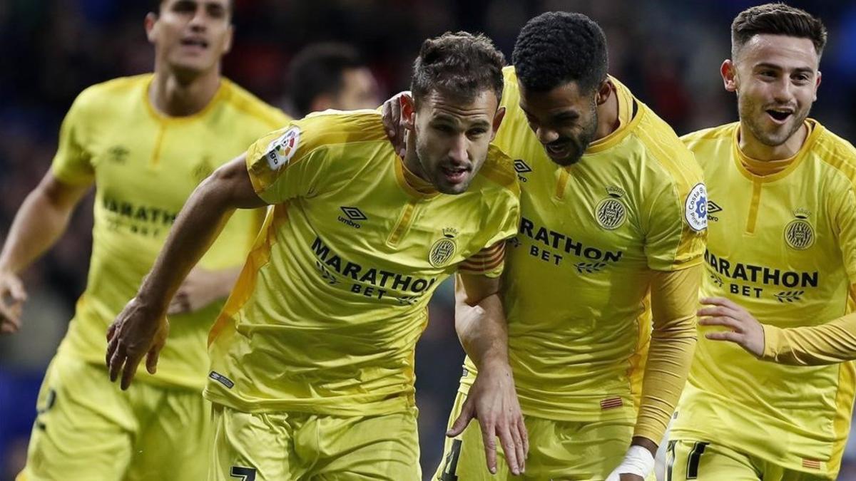 Christian Stuani recibe las felicitaciones de sus compañeros tras anotar el segundo gol ante el Espanyol.