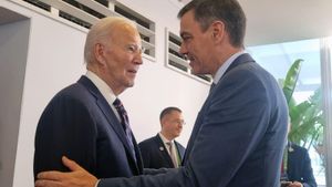 Pedro Sánchez conversa con Joe Biden, este martes en Río de Janeiro.