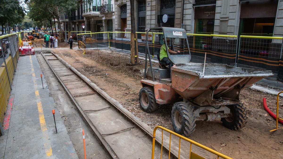 Las vías antiguas del tranvía en la calle Girona, entre Gran Vía y Diputación, se conservarán enrasadas