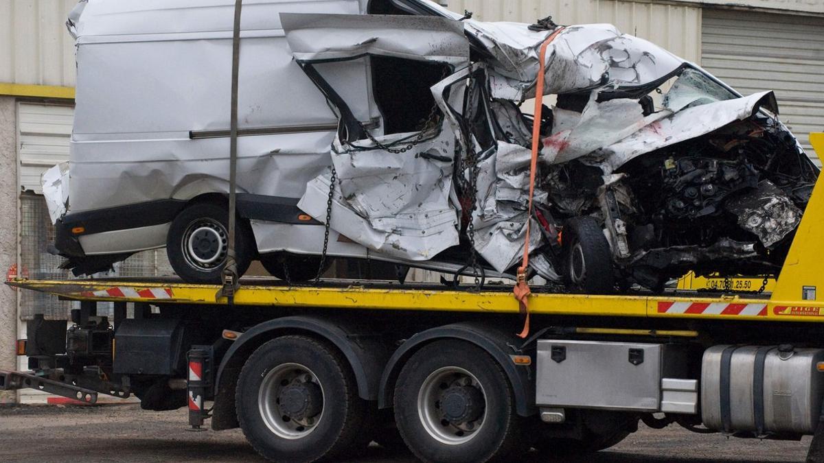 Estado en el que ha quedado el microbús tras chocar con un camión, en Francia