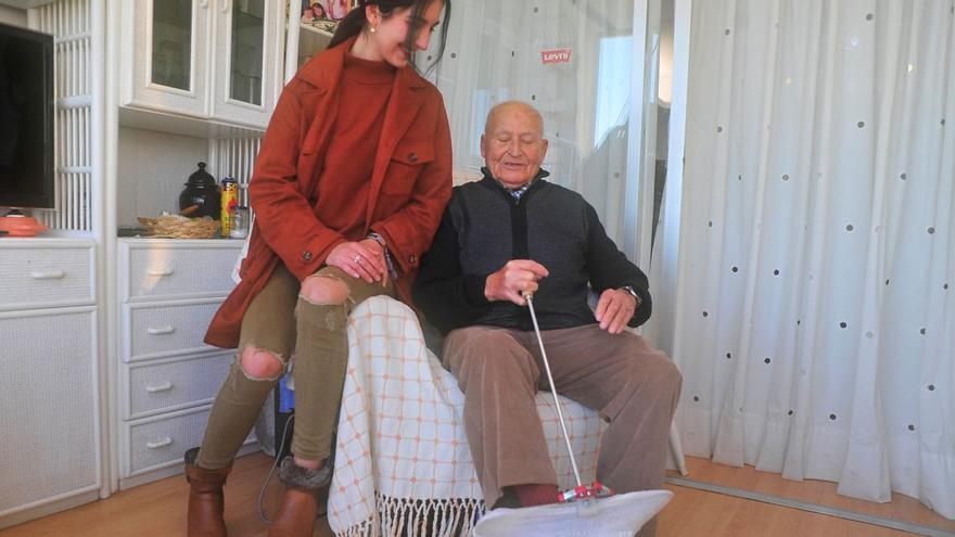 Un inventor ilicitano de 93 años patenta un soporte para ayudar a los mayores a vestirse