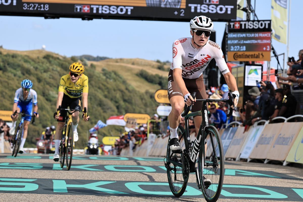 Le Markstein Fellering (France), 22/07/2023.- Austrian rider Felix Gall (R) of AG2R Citroen Team crosses the finish line of the 20th stage of the Tour de France 2023, a 134kms from Belfort to Le Markstein Fellering, France, 22 July 2023. Yellow Jersey overall leader Danish rider Jonas Vingegaard (2-L) of team Jumbo-Visma finished third. (Francia) EFE/EPA/CHRISTOPHE PETIT TESSON