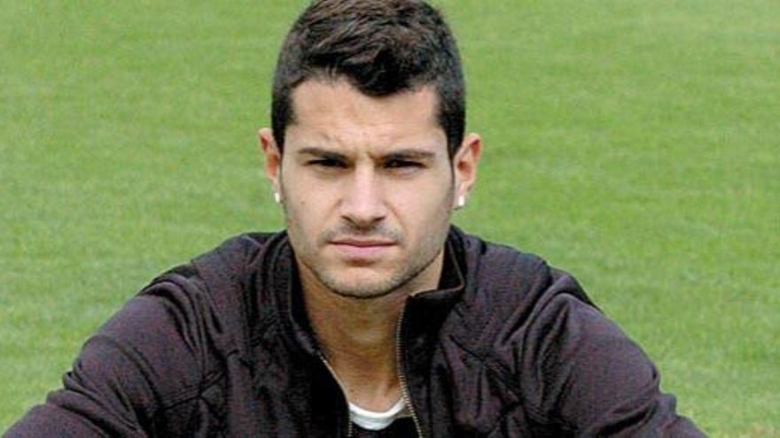 Víctor Machín Pérez, conocido como Vitolo, posa con un balón tras un entrenamiento en Barranco Seco. i A. MARRERO