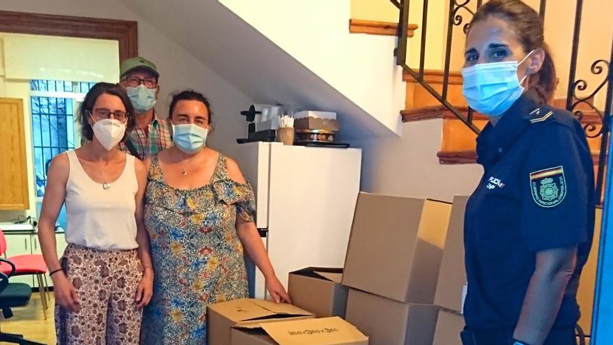 La Comisaría de la Policía Nacional de Dénia dona más de 200 kilos de alimentos a Cáritas