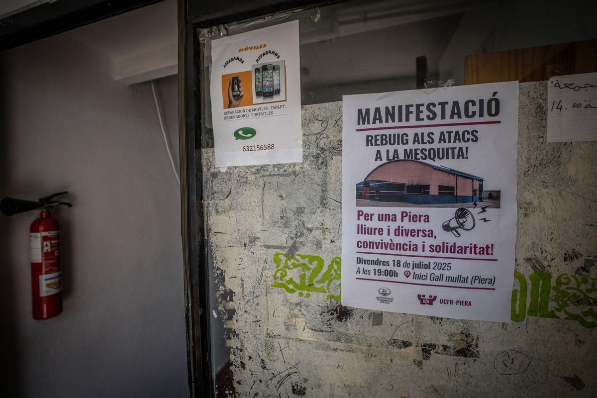 Barcelona 18/07/2025 Sociedad Reportaje en Piera, donde quemaron una mezquita. -En la foto, un cartel en una mezquita del pueblo que anuncia la manifestación convocada esta tarde. AUTOR: JORDI OTIX