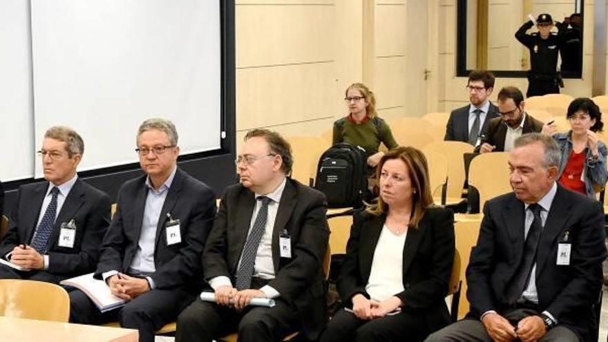 La cúpula de la CAM que está siendo juzgado en la Audiencia Nacional el día que comenzó la vista oral en el banquillo de la Audiencia Nacional.