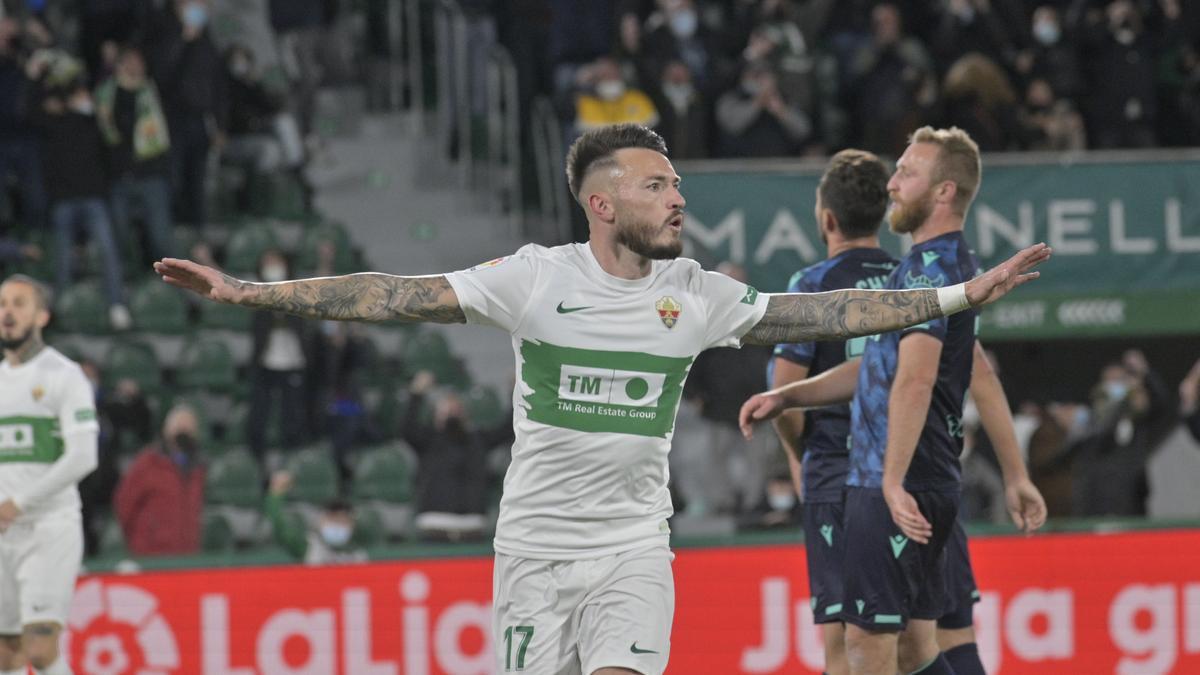 Josan celebra el tercer gol del Elche frente al Cádiz