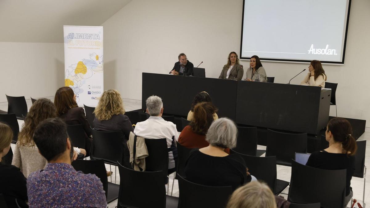 En la mesa, por la izquierda, Lluis Nel Estrada, Andrea Boza y Sandra Sánchez, de Ausolan, y Begoña Honrado.