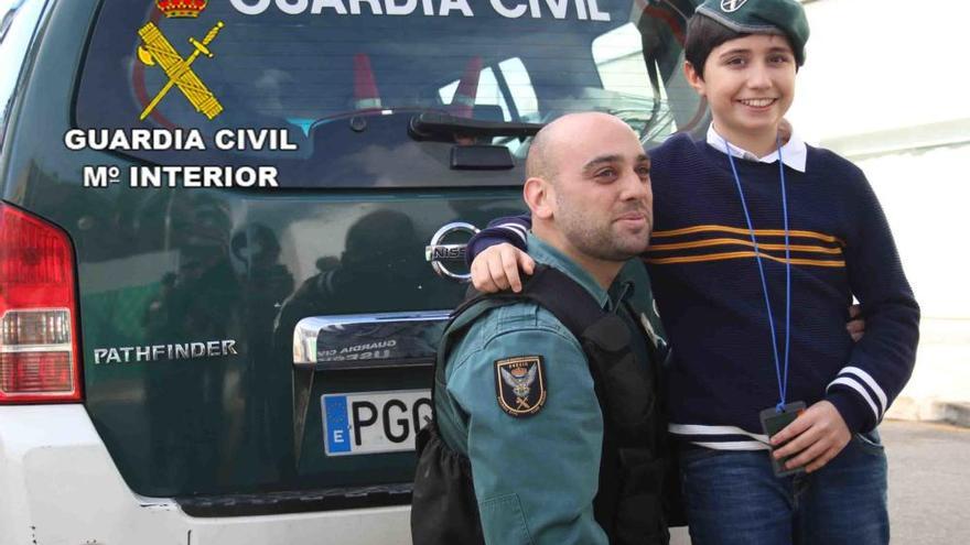 Un niño visita al guardia civil que le salvó la vida en Inca