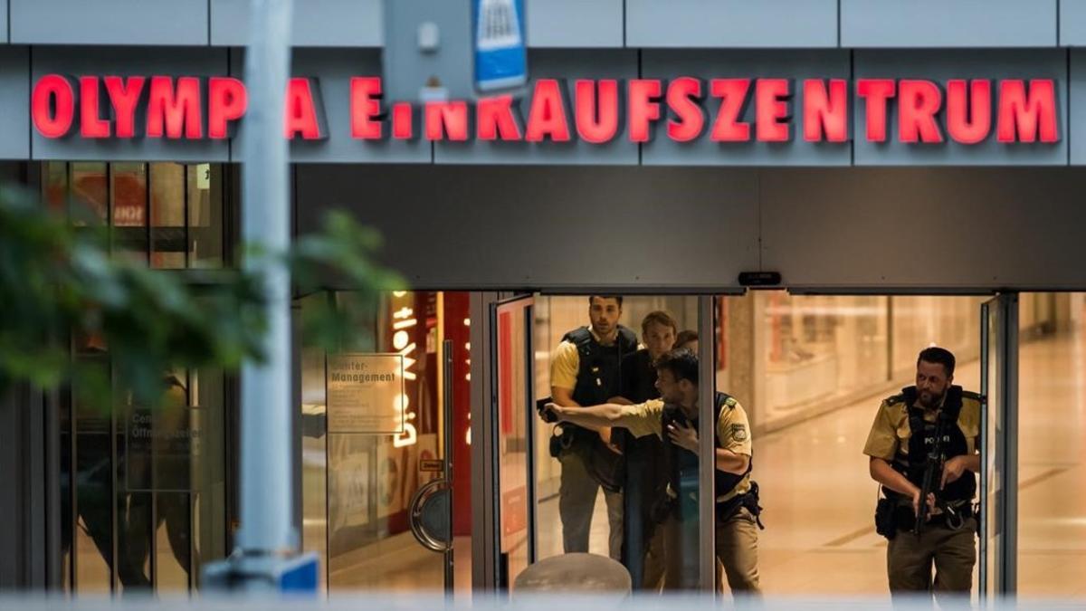 Agentes de policía responden al tiroteo en el Olympia Einkaufzentrum, este viernes.