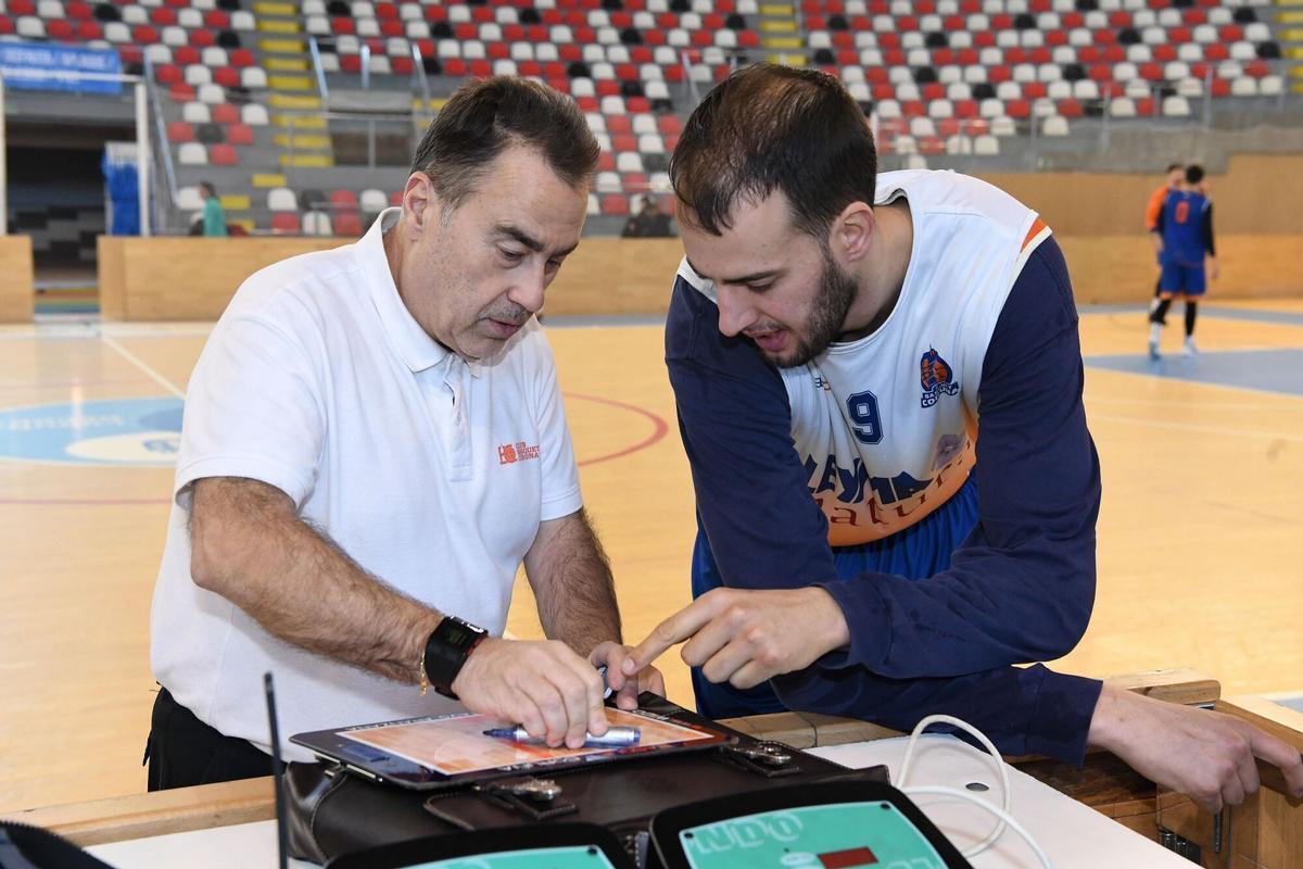 PRIMER ENTRENAMIENTO DE VICTOR SERRANO, ULTIMA INCORPORACION DEL LEYMA CORUÑA DE BALONCESTO, EN EL PALACIO DE LOS DEPORTES DE RIAZOR, EN LA IMAGEN, JUNTO AL ENTRENADOR GUSTAVO ARANZANA.. BALONCESTO. LEB ORO. NUEVOS FICHAJES. INCORPORACIONES. TEMPORADA 2018 / 2019.