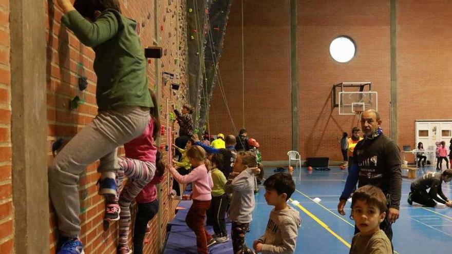 Una decena de participantes inician la escalada.