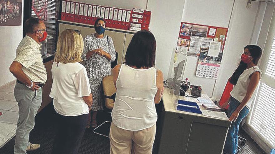 La concejala de Acción Social visita las instalaciones de Cruz Roja en Ofra.